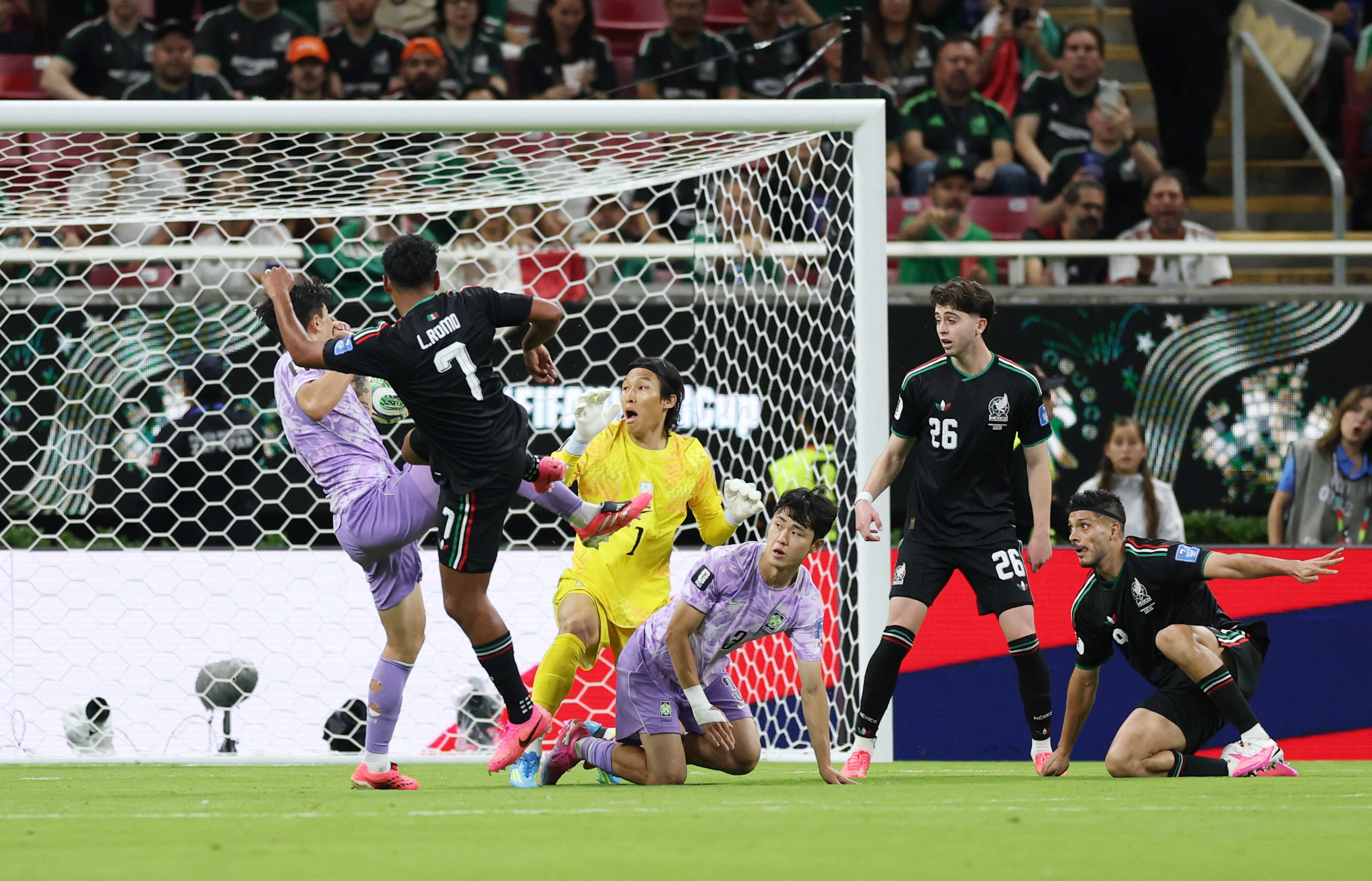 Luis Romo de México anota el primer gol de su selección mientras Kim Seung-gyu de Corea del Sur reacciona. Foto: Reuters